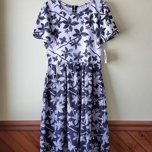 COPY - LULAROE BLACK WHITE LARGE AMELIA FLORAL DR…